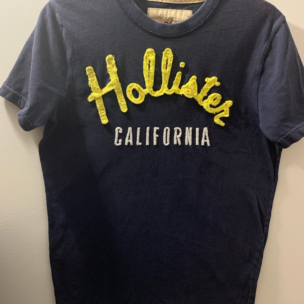 Men’s small Hollister tee